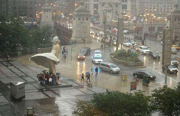 personas de chicago cubriendose de la lluvia en la falda de Marylin Monroe