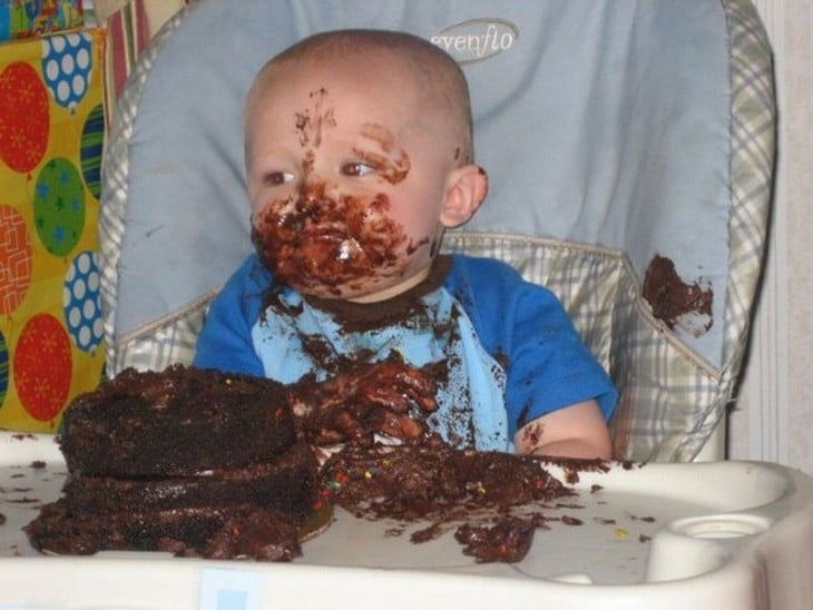 niño zombie por comer tanto pastel de chocolate