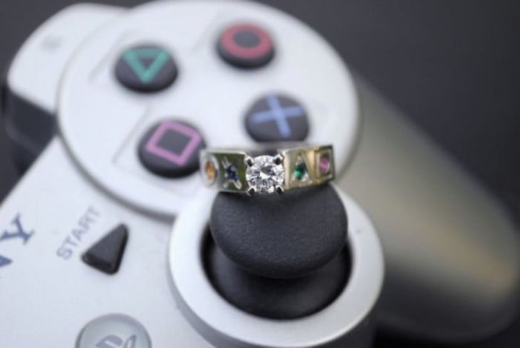 ANILLO DE COMPROMISO ESTILO PLAY STATION CON LOS PIEDRAS DEL COLOR DE LOS BOTONES DEL CONTROL