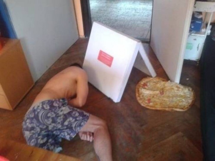 hombre que se le cae la pizza