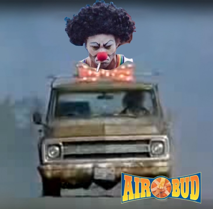 PAYASO ENOJADO EN UNA CAMIONETA DE AIR BUD