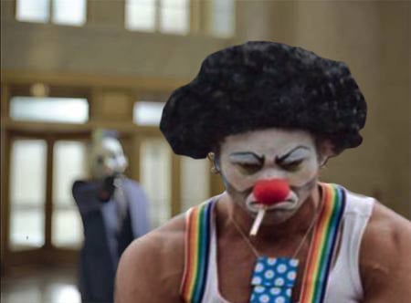 PAYASO ENOJADO PORQUE UNO DE LOS PAYASOS DE EL JOKER LE APUNTA HACIA LA CABEZA CON UN ARMA