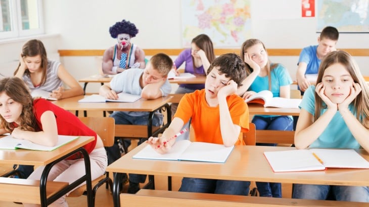 PAYASO ENOJADO PORQUE LA CLASE ESTÁ ABURRIDA Y TODOS SE ESTÁN QUEDANDO DORMIDOS