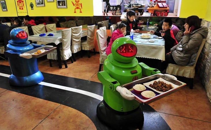 robots te sirven la comida en un restaurante coreano