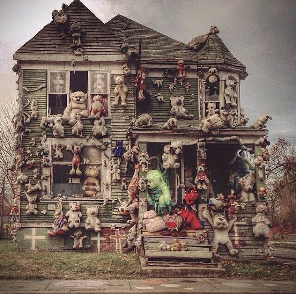 Esta es una casa abandonada en la ciudad de Detroit la gente la comenzó a llenar de peluches pero aún así se ve espeluznante