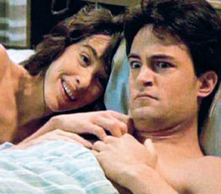 chandler bing con janice en la cama