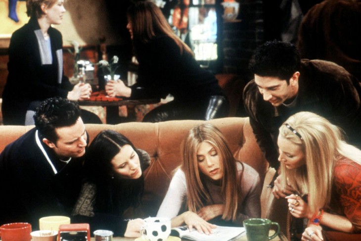 escena de friends en el centraql perk buscando chistes