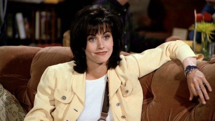 monica geller en friends el sillon del recuerdo