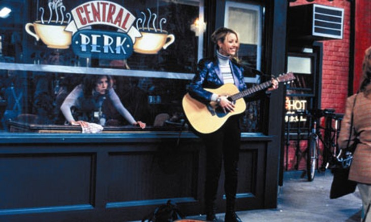 escena donde phobe toca la guitarra afuera del central perk y le comienzan a dar dinero