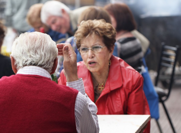 PAREJA DE PERSONAS ANCIANAS DISCUTIENDO