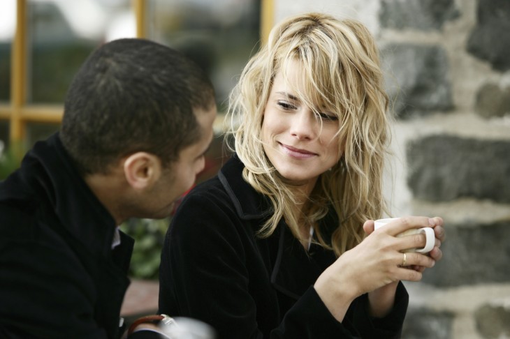 PAREJA PLATICANDO TRANQIILAMENTE EN UN CAFÉ 