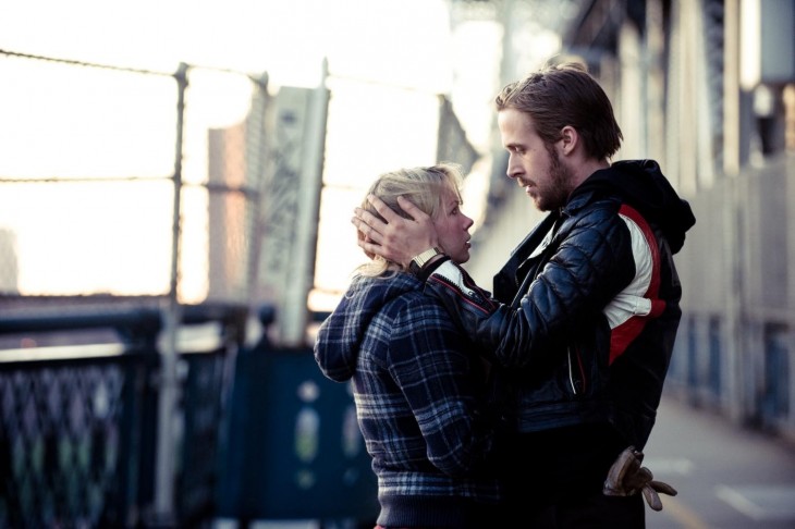 pareja de mi blue valentine dandose un abrazo poco fraternal