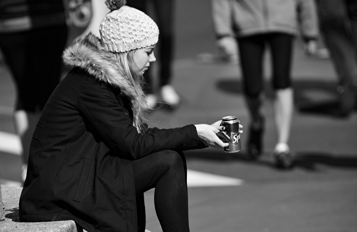 MUJER TRISTE SENTADA EN LA CALLE