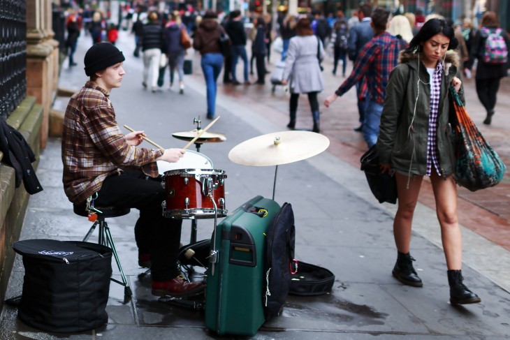 CHICO TOCANDO LA BATERIA