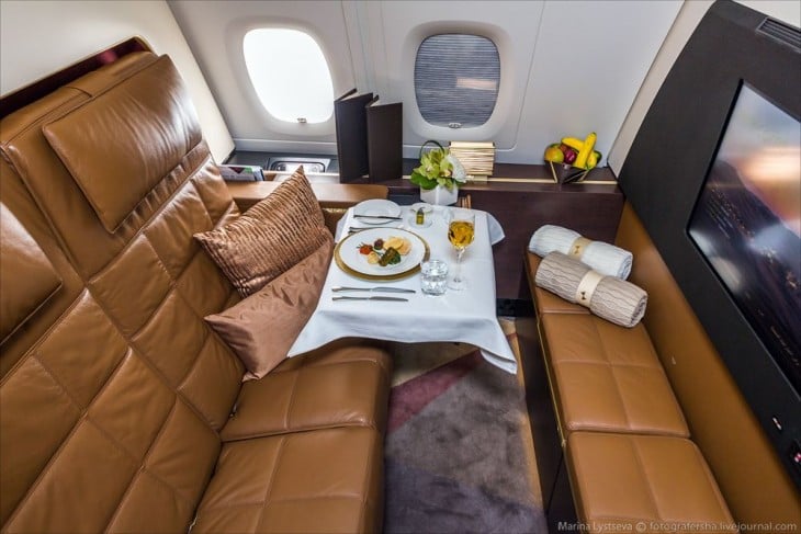 asientos con una mesa de comida en un avión 