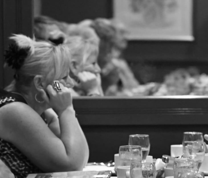 mujer sola en un restaurante