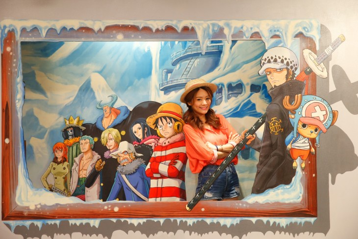 Chica interactuando con las obras One Piece en Hong Kong 