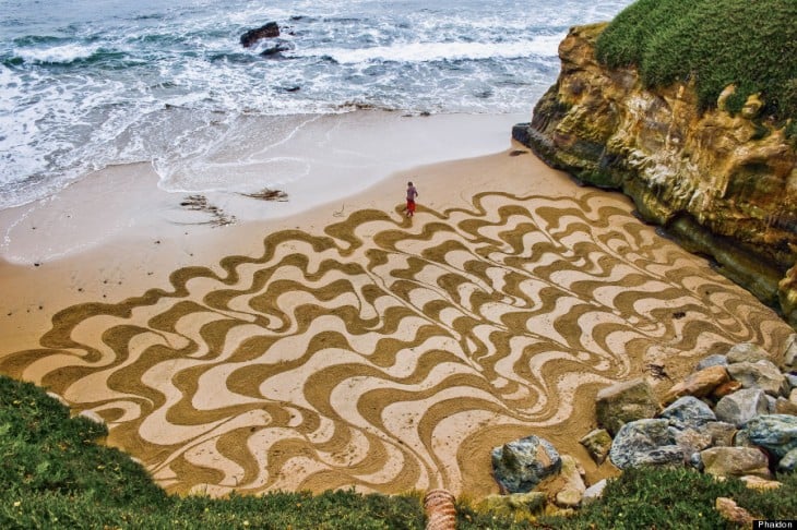 Obra de arte en una de las playas de Estados Unidos a cargo de Andrés Amador 