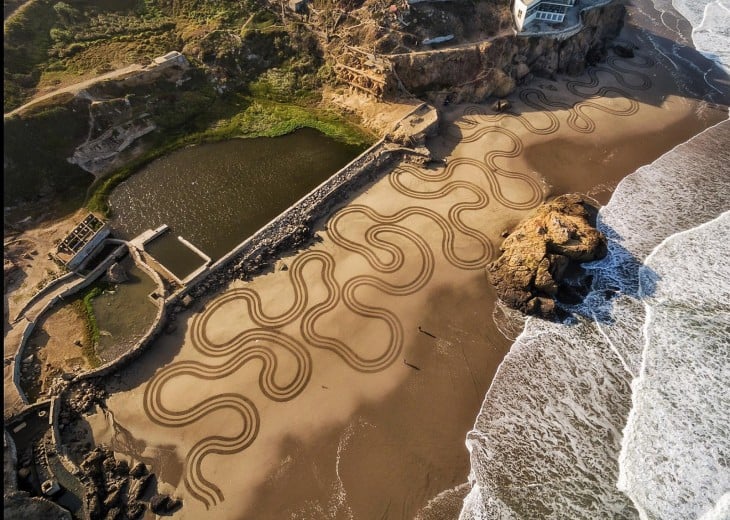 líneas en la arena del Mar por parte de Andrés Amador 