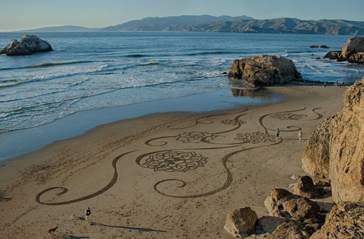 Dibujos sobre la arena en una playa de Estados Unidos 