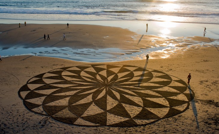 Dibujo cerca de una playa por Andrés Amador 