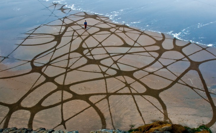 trazos y figuras sobre la arena de una playa de Estados Unidos 