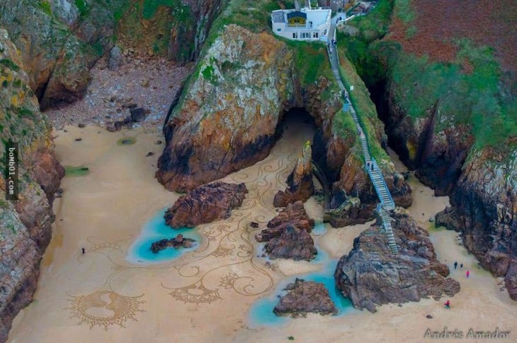 Casa en una playa en donde la arena tiene un enorme dibujo 