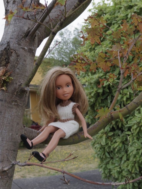 BRATZ MUÑECA SENTADA EN EL ÀRBOL