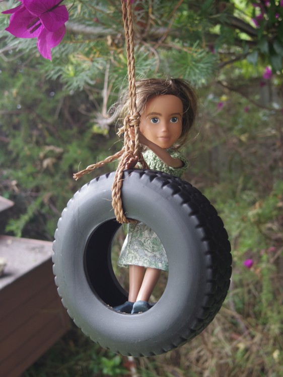 BRATZ COLGADAS DE UN ARBOL DE LLANTA