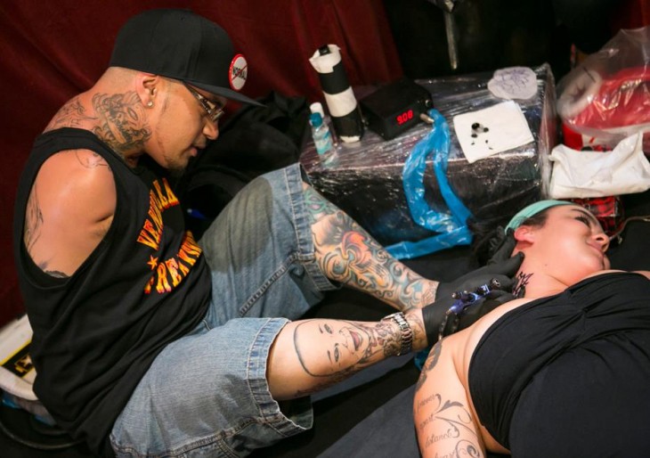 BRIAN TAGALOG TATUANDO A UNA MUJER EN EL CUELLO