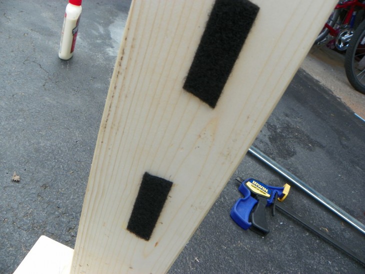 Pedazo de madera con tiras de velcro 