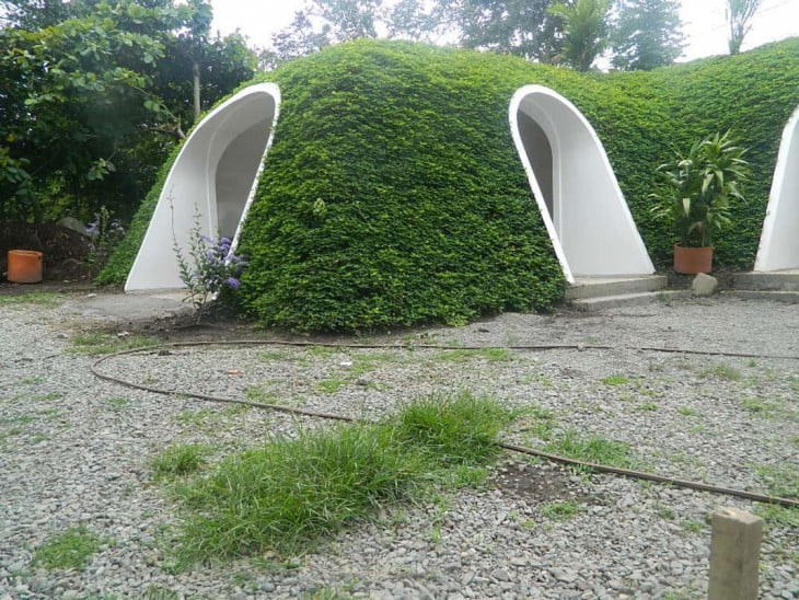 perspectiva por fuera de una casa prefabricada al estilo 'hobbit' 