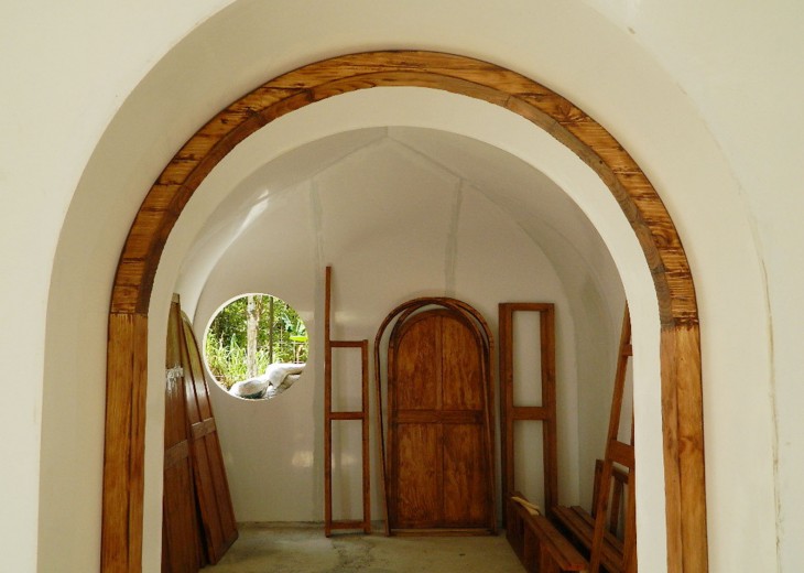 marcos de las puertas de una casa cubierta con madera 