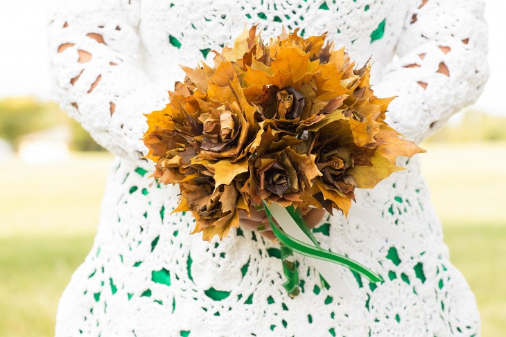 Adorno floral de una novia que lleva un vestido tejido 