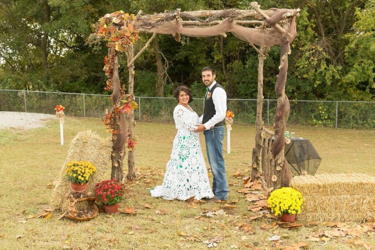 Abbey Ramírez Bodley junto a su esposo debajo de una pequeña palapa 