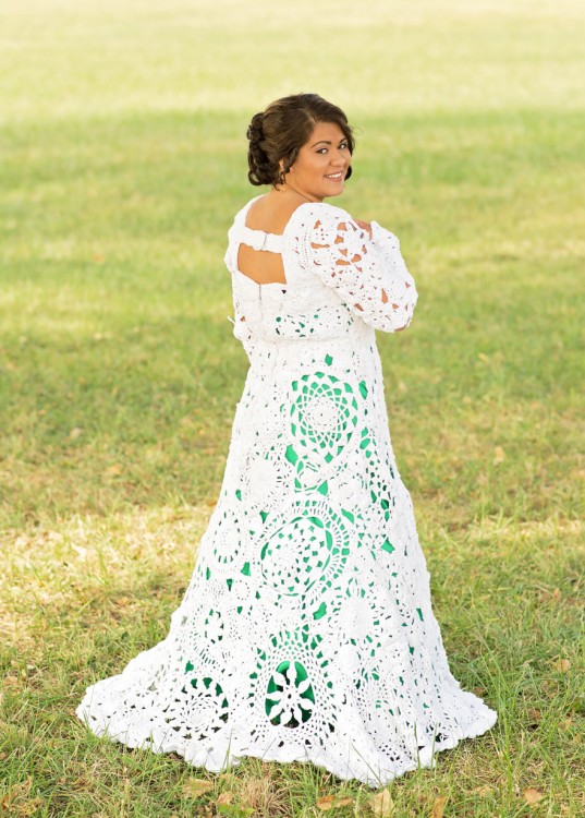 Abbey Ramírez Bodley luciendo un vestido tejido hecho por ella misma 
