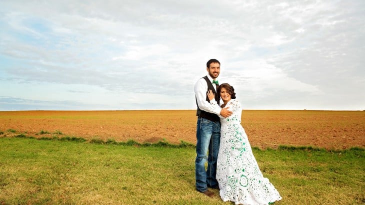 pareja de recién casados en un campo 
