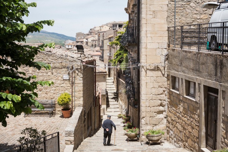 Hombre caminando por una de las calles de Gangi en Sicilia