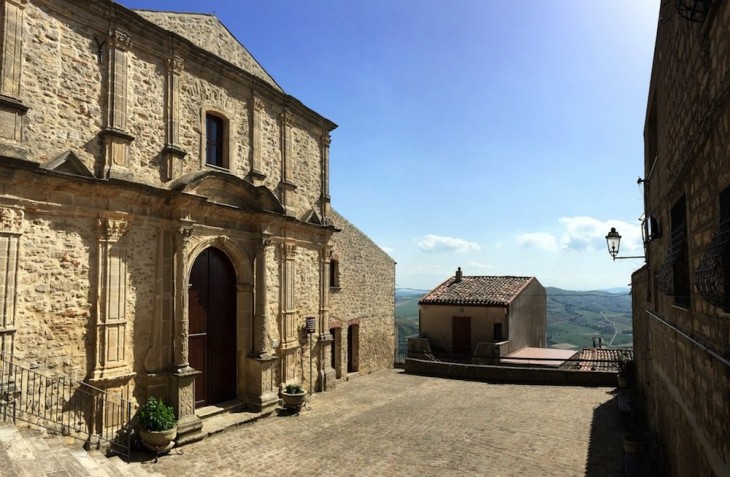 Gangi en Sicilia regala casas 