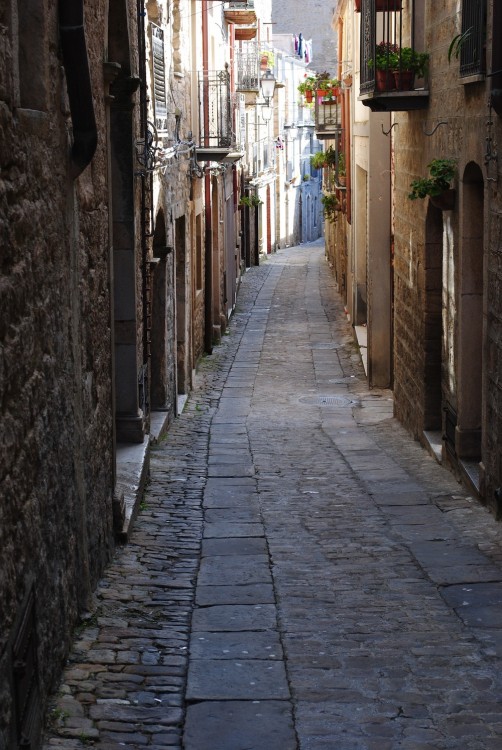 Callejón en la ciudad Gangi en Sicilia