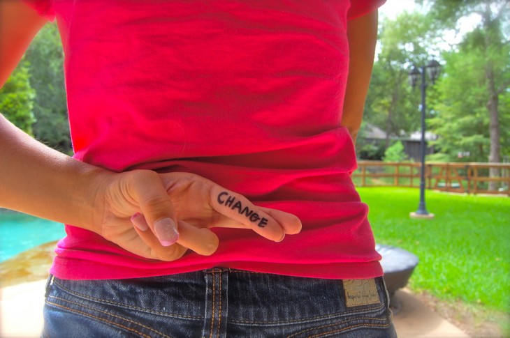 espalda de una chica con la palabra change 