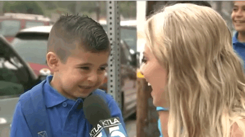 gif de un niño triste frente a una chica que lo entrevista para la televisión 