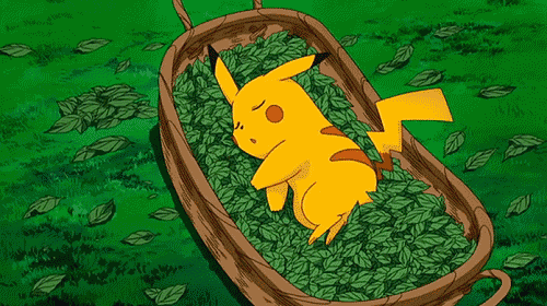 gif de Pikachu de Pokemón dormido en una cesta con hojas