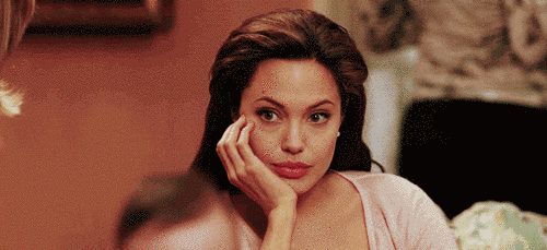 gif de Angelina Jolie con cara de aburrida 