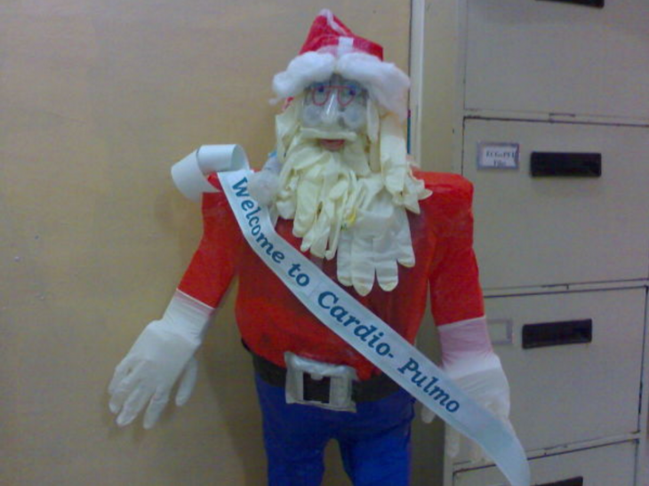 Santa claus decorado con guantes de látex 