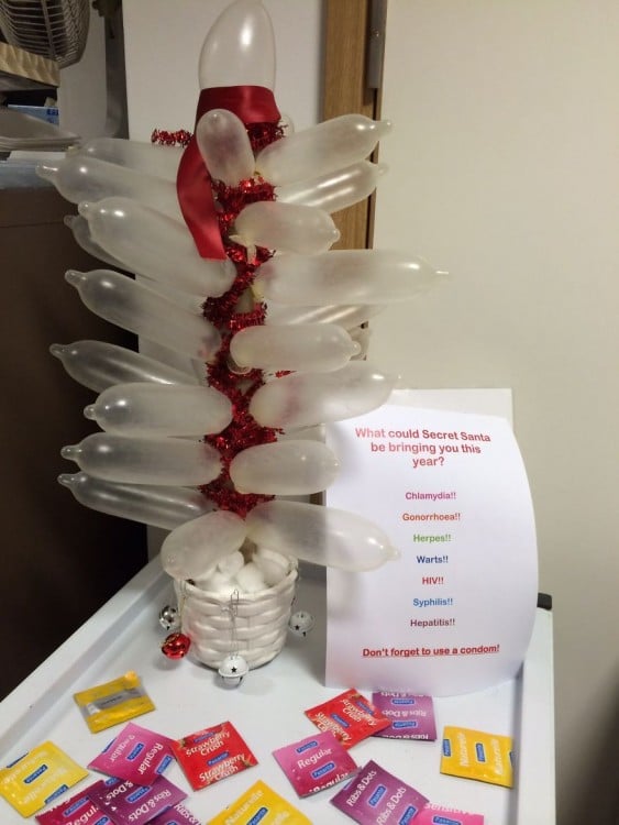 árbol de navidad en un hospital hecho con preservativos inflados 