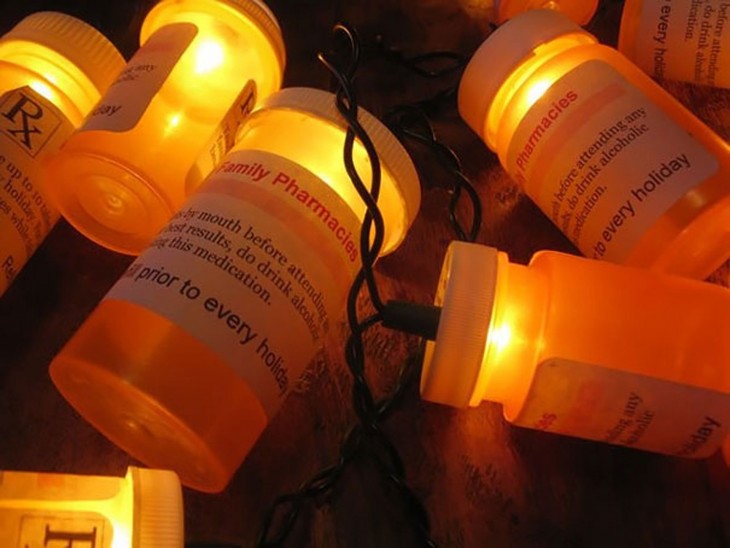 luces navideñas decoradas con frascos de pastillas 