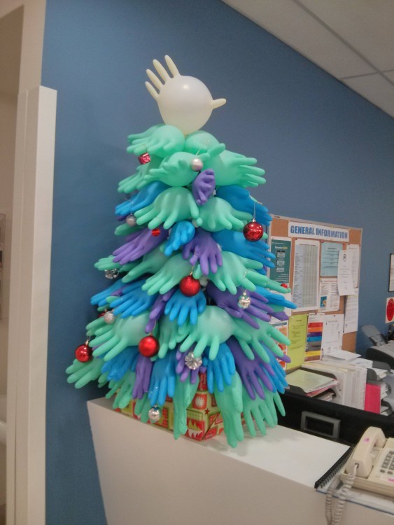 árbol de navidad hecho con guantes de látex inflados 