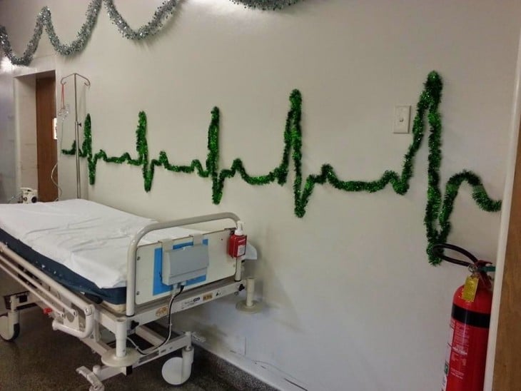 Cardiograma en la pared hecho con escarcha en color verde 