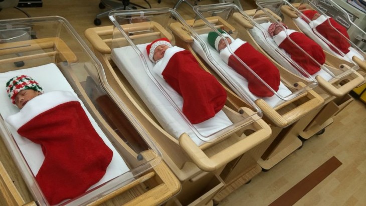 Bebés recién nacidos dentro de botas navideñas en incubadoras 
